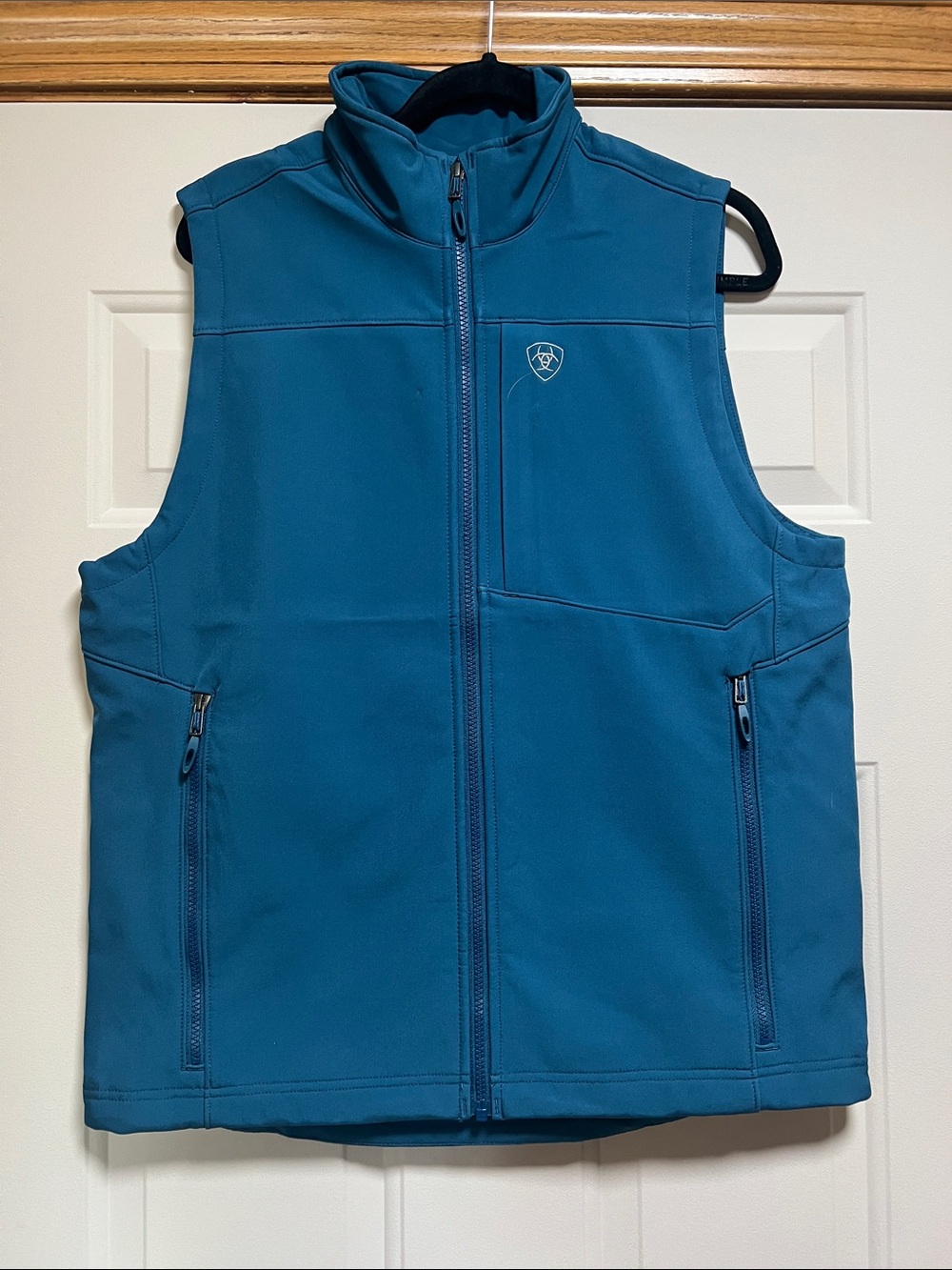 Ariat men’s logo soft shell  teal vest.